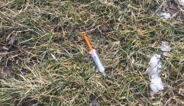 Muž našel v Klimeckého ulici čtyři injekční stříkačky, za únor je to už dvacátý pátý nález