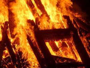Hasiči likvidovali požár rodinného domu, jeho majitel se při hašení popálil na obličeji