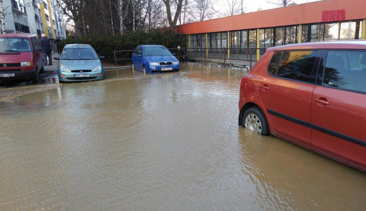 Voda z prasklého vodovodního potrubí na Pionýrské vyplavila i lidské ostatky