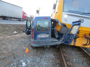 Auto se srazilo s vlakem mezi obcemi Skrbeň a Příkazy. Řidič vjel na přejezd když blikala světla