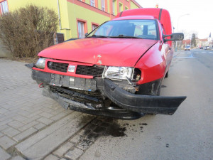 Řidič dostal uprostřed obce mikrospánek, zastavit se mu podařilo až po několika desítkách metrů