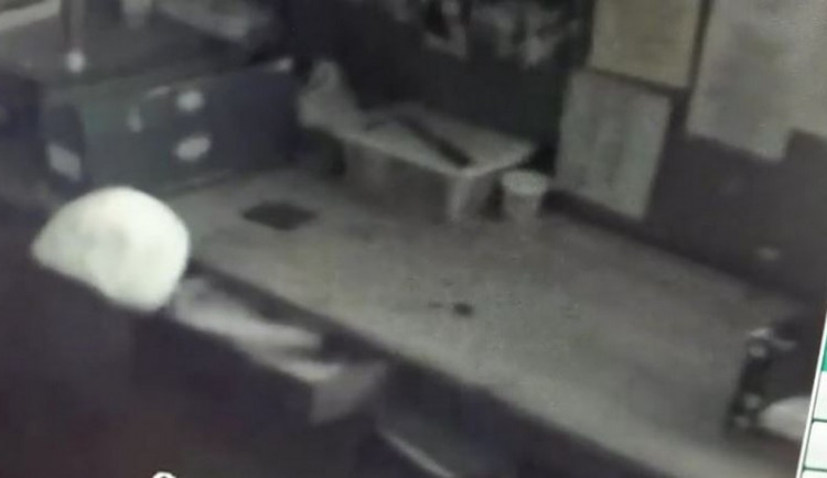 VIDEO: Vloupal se do obchodu v Horce nad Moravou, ukradl notebook a hotovost