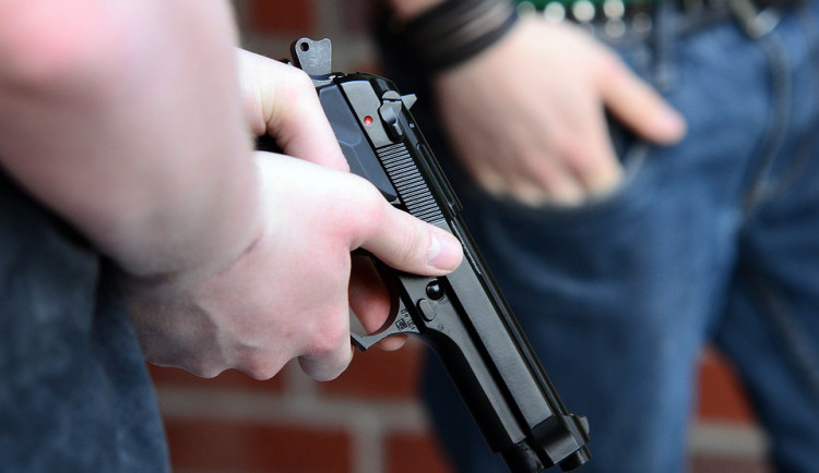 Muž napadl pěstí pána za to, že neměl psa na vodítku. Pejskař poté pohrozil plynovou pistolí, která ale explodovala