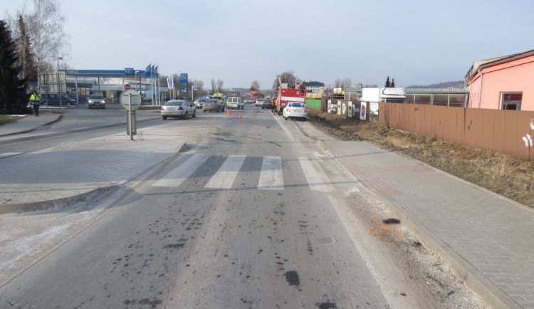 Policie hledá svědky nehody, při které srazil řidič chodce na přechodu