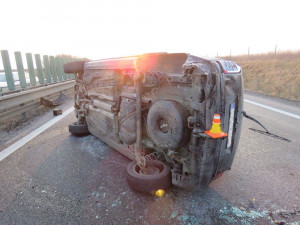 Řidička na dálnici ladila rádio, skončila zraněná v převráceném autě