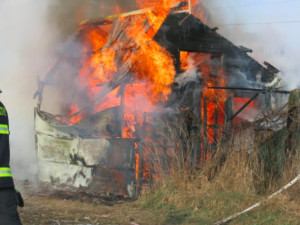 VIDEO: Chatka na Nových Sadech lehla popelem. Při požáru se zranila žena