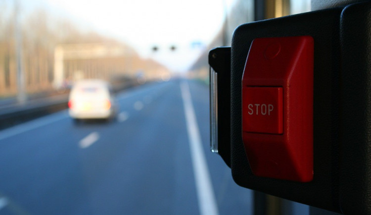 Muž se vezl městem na nárazníku linkového autobusu, pak chtěl utéct strážníkům