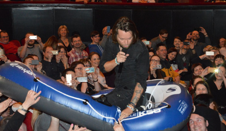 Kapela Kryštof rozproudila Olomouc. Netradičně v sále Moravského divadla