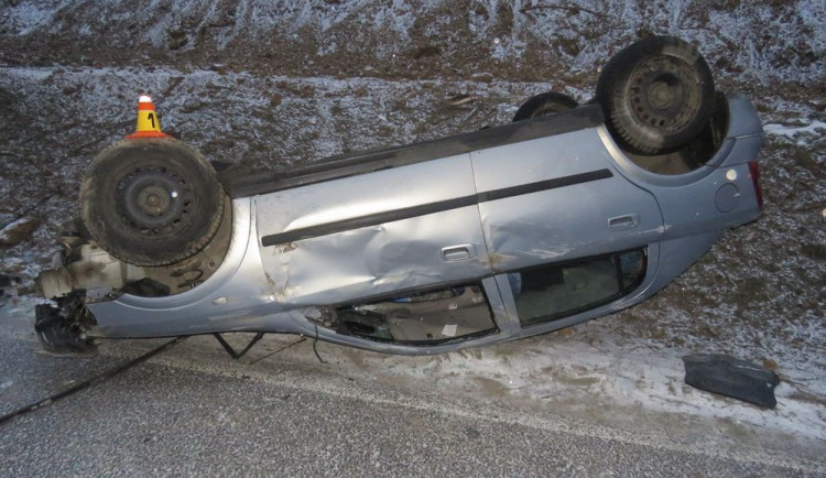 Třiapadesátiletá řidička převrátila auto na střechu, do nemocnice ji transportoval vrtulník