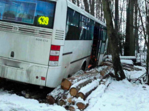 U Laškova se na zledovatělé cestě střetl autobus s dodávkou. Cestující zůstali v autobusu uvězněni