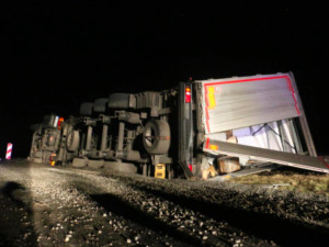 VIDEO: Podívejte se, jak to vypadalo na místě nehody kamionu na kruháči u Globusu těsně po nehodě