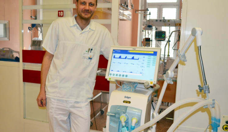 primář oddělení ARO MUDr. Marian Olejník ukazuje nový přístroj