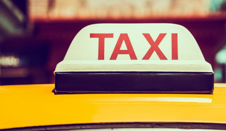 Muž si v Olomouci zavolal taxi, svezení nezaplatil a řidiči ukradl telefon