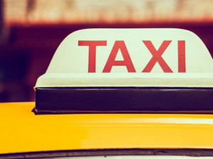 Muž si v Olomouci zavolal taxi, svezení nezaplatil a řidiči ukradl telefon