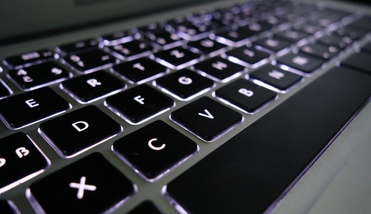 Muž se vloupal do auta a ukradl notebook za sedmatřicet tisíc