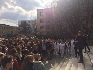 Lumír Kantor promluvil ke studentům před lékařskou fakultou v Olomouci při studentské demonstraci pro dodržování ústavních hodnot