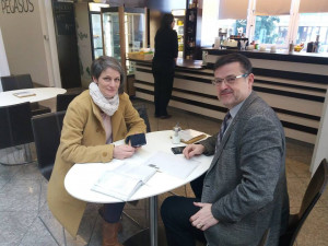 Lumír Kantor řeší i problémy na regionální úrovni – zde se zástupkyní městské části Chomoutov Barbarou Omelkovou při diskuzi ohledně místní kanalizace