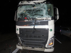 FOTO: Kamion na dálnici narazil do uzavírkové tabule