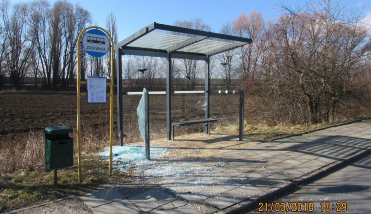 Vandal se vyřádil na autobusové zastávce v Břuchotíně