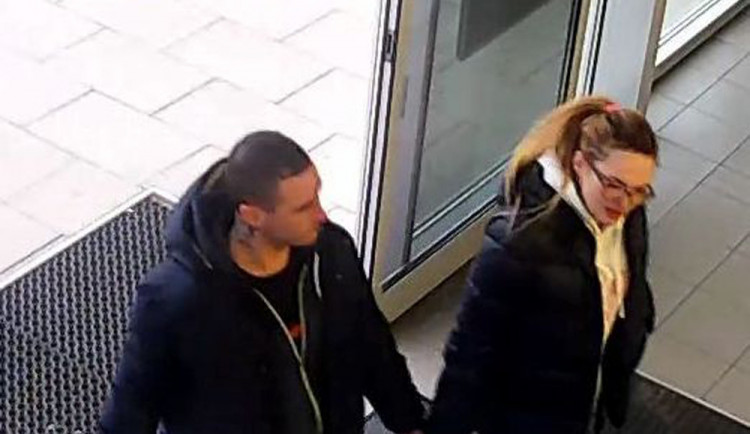 VIDEO: Muž s ženou ukradli čtyři počítačové hry z olomoucké prodejny