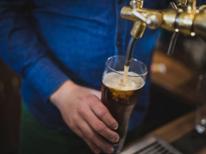 Barman ohlásil přepadení, teď je sám obviněný. Tržbu ukradl jeho komplic