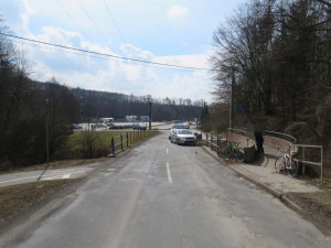 Řidič srazil v Mariánském údolí cyklistu. Bez zastavení z místa nehody ujel