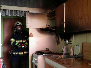 FOTO: V bytovce hořela kuchyňská linka, jedna osoba se nadýchala kouře