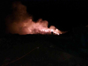 V noci hořela skládka v Hradčanech na Přerovsku, zasahovalo sedm jednotek hasičů