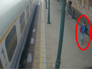 FOTO: Tento muž ukradl z nádraží kolo za deset tisíc, pomozte ho policii najít