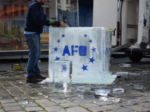 FOTO/VIDEO: Ledová krychle na Horním náměstí zve na AFO i na Floru