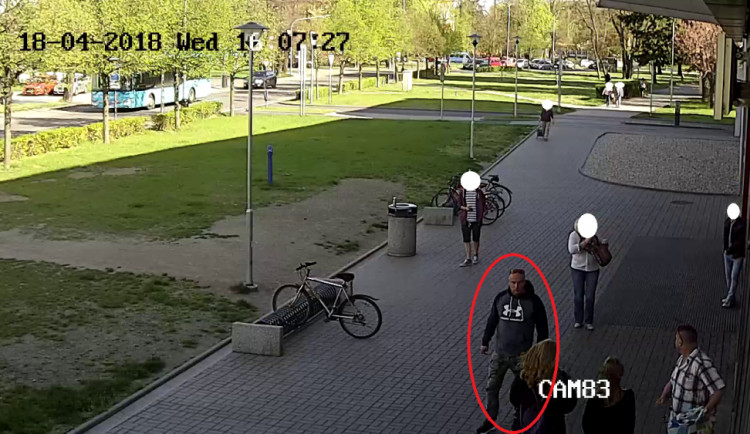 VIDEO: Muži kradli oblečení v Galerii Přerov, jsou podezřelí z celostátní sériové trestné činnosti