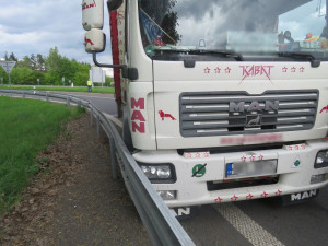 FOTO: Na dálnici se srazil kamion s autobusem, řidič skončil v nemocnici