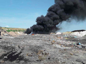 FOTO: V Hradčanech u Přerova hořela velká skládka odpadu, na místě zasahovalo šedesát hasičů