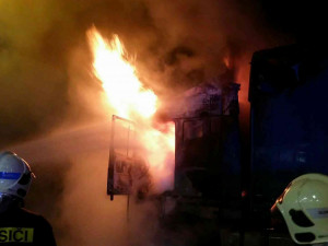 FOTO: U OMV v Olomouci na Brněnské hořel kamion, škoda je milion korun