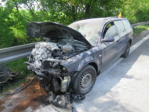 Jednadvacetiletý řidič narazil zezadu do nákladního auta, zranil se a způsobil škodu 140 tisíc