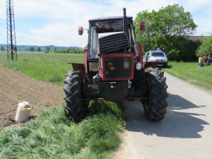 Traktor narazil do projíždějícího rychlíku, řidič údajně kvůli oslnění sluncem přehlédl světla