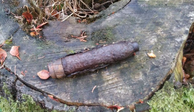 Muž našel puškový granát z druhé světové války, ten musel být odpálen v lese