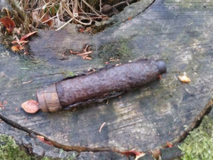 Muž našel puškový granát z druhé světové války, ten musel být odpálen v lese