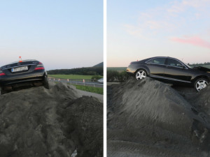 FOTO: Cizinec příliš věřil na dálnici své navigaci, ta ho zavedla na staveniště a do hromady písku