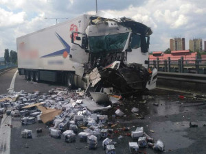AKTUÁLNĚ: Na dálnici D46 se srazily dva kamiony, vysypal se náklad a došlo ke zranění