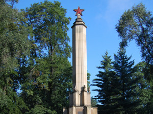 U památníku osvobození Rudou armádou bude nové dláždění, tráva či keře za tři a půl milionu