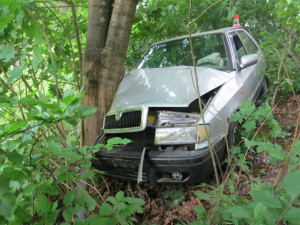 Sedmdesátiletý řidič usedl s únavou za volant svého vozu, nezvládl zatáčku a skončil ve stromě