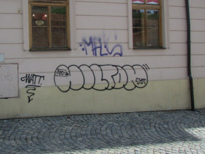 V Pavelčákové ulici nasprejoval vandal na fasádu domu třímetrový nápis HILTON