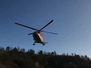 Šestapadesátiletý cyklista najel na obrubník a přepadl přes řídítka, do nemocnice letěl vrtulníkem