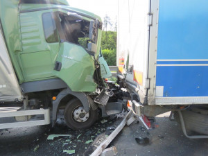 Řidič náklaďáku musel prudce brzdit kvůli nehodě před ním, zezadu do něj narazil další náklaďák