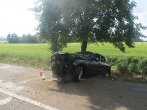 Řidič se spolujezdkyní nevybral v autě zatáčku a skončil ve stromě. Oba dva se zranili