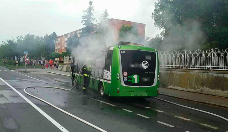 Elektrobus začal hořet přímo při jízdě, poté ho pohltily plameny. Škoda je 10 milionů korun