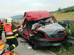 FOTO: Dodávka narazila do vozidla silničářů, zraněného řidiče museli vyprostit hasiči