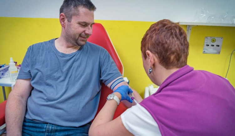 1000x1000-1515153999-sest-muzu-na-stedry-den-darovalo-krev-aby-pomohli-zene-bojujici-s-leukemii