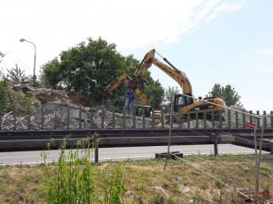 FOTO/VIDEO: Na dálnici u Olšan byl zbourán most, uzavírka dálnice trvala šestnáct hodin